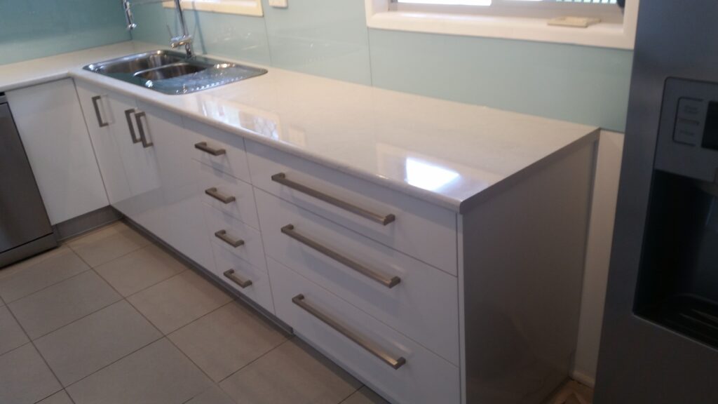Shiny laminate benchtop
